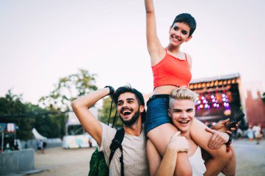 Grup genç arkadaşlar eğlenmeye zaman Müzik Festivali