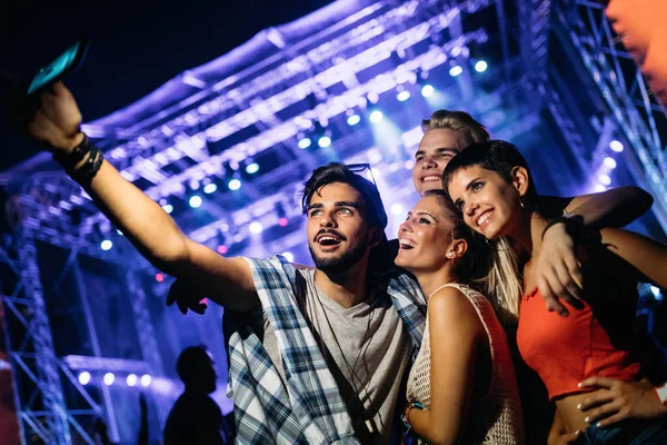 Felices Jóvenes Amigos Tomando Selfie Festival Música — Foto de Stock