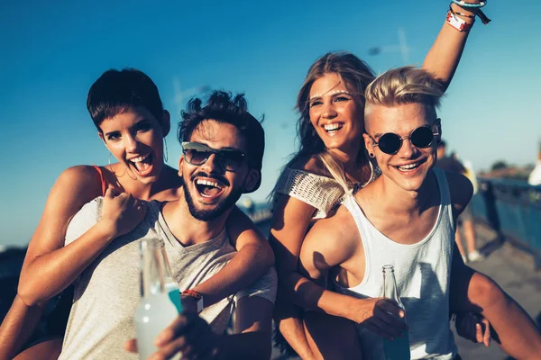 Grupo Jóvenes Amigos Felices Divirtiéndose Juntos — Foto de Stock