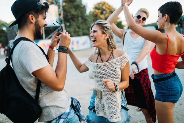 Grup genç arkadaşlar eğlenmeye zaman Müzik Festivali