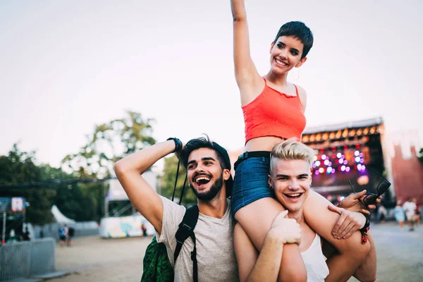 Grup genç arkadaşlar eğlenmeye zaman Müzik Festivali