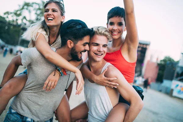 Group Young Friends Having Fun Time Music Festival — Stock Photo, Image