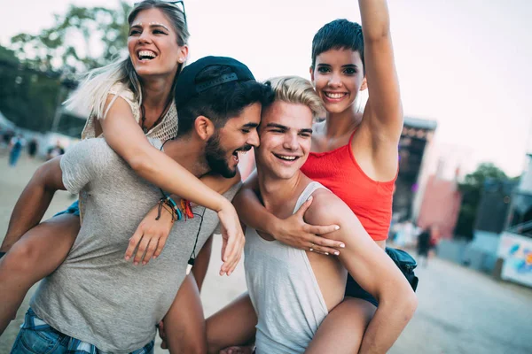 Groep Jonge Vrienden Plezier Tijd Muziekfestival — Stockfoto