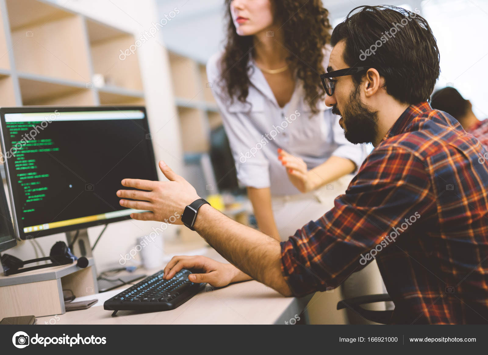 年轻的软件工程师工作在项目上和在公司中编程——图库图片© nd3000 #166921000