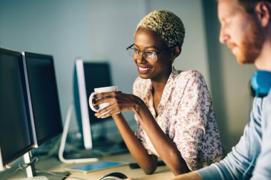 Projede çalışan ve şirket içinde programlama genç yazılım mühendisleri