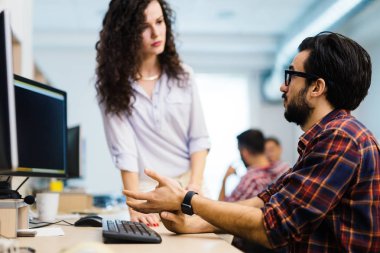 Projede çalışan ve şirket içinde programlama genç yazılım mühendisleri