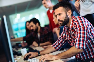 Birlikte geliştirme yazılım şirkette çalışan programcılar portresi