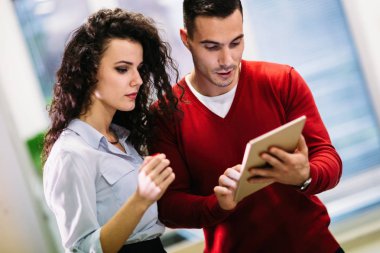 Dijital tablet kullanarak genç yazılım mühendisleri portresi