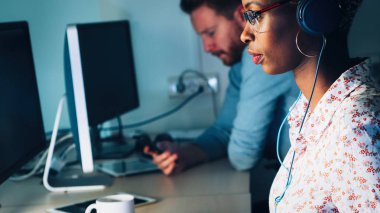 Kadın yazılım tasarımcısı çalışma ofisinde Portait