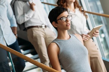 ' şirket salonunda genç iş kadını