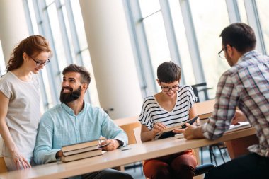 Grup öğrenci Kitaplığı'nda tartışıyor