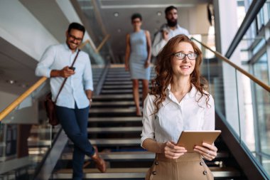 ' şirket salonunda genç iş kadını