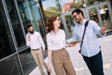  yakışıklı işadamı ve güzel iş kadını