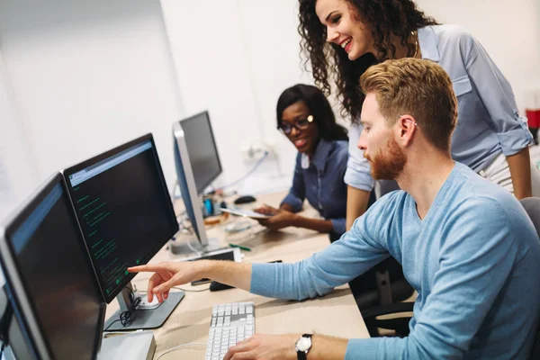 Yazılım mühendisleri şirkette proje ve programlama üzerinde çalışıyorlar.