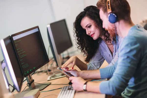 Engenheiros de software trabalhando em projeto e programação na empresa — Fotografia de Stock