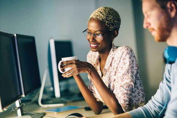 Projede çalışan ve şirket içinde programlama genç yazılım mühendisleri