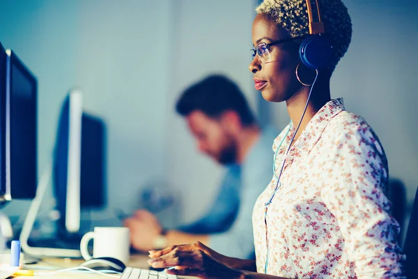 Kadın yazılım tasarımcısı çalışma ofisinde Portait