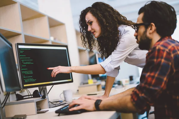 Jóvenes Ingenieros Software Trabajando Proyectos Programación Empresa —  Fotos de Stock