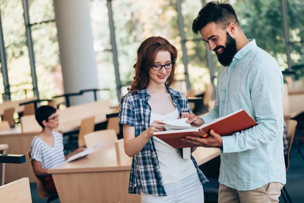 Les étudiants passent du temps à la bibliothèque — Photo