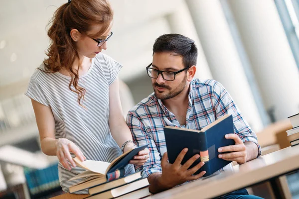 Genç çekici öğrenci Kitaplığı'nda