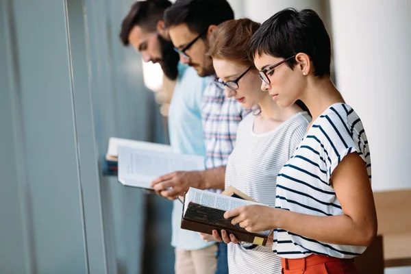 Estudiantes atractivos pasar tiempo en la biblioteca — Foto de Stock