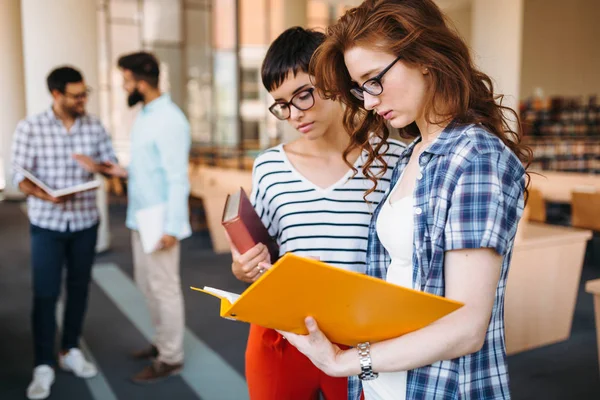 Estudantes atraentes passar tempo na biblioteca — Fotografia de Stock