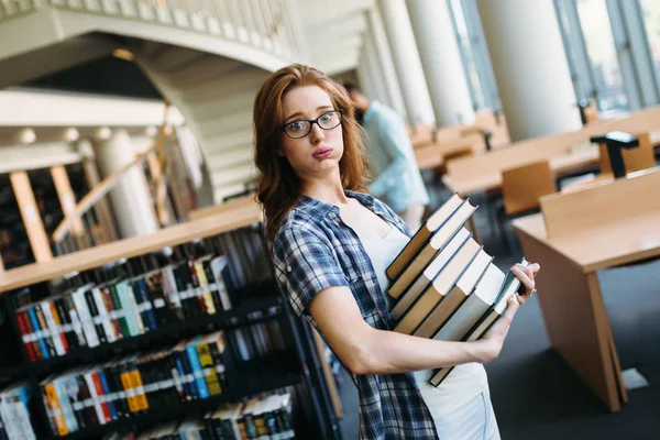 Junge Studentin in der Bibliothek — Stockfoto