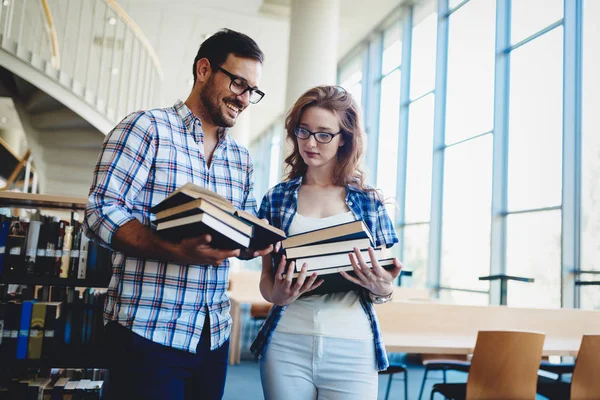 Estudiantes que pasan tiempo en la biblioteca — Foto de Stock