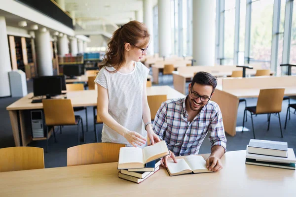 kitaplıkta vakit öğrenciler