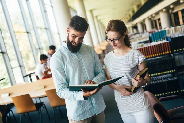 Les étudiants passent du temps à la bibliothèque — Photo