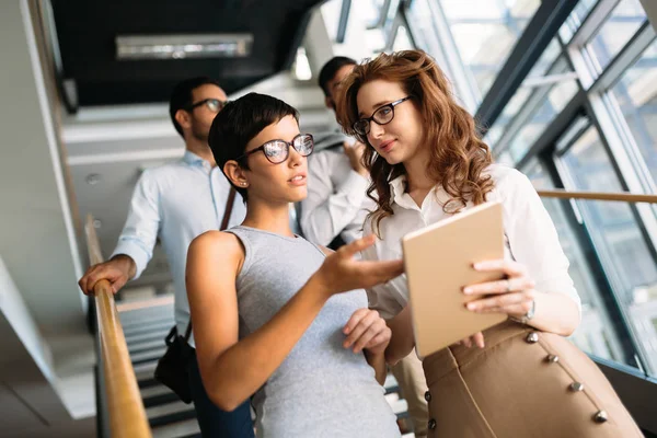 tatilinde konuşmak çekici iş kadınları