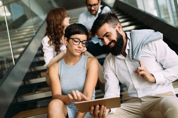 yakışıklı işadamı ve güzel iş kadını