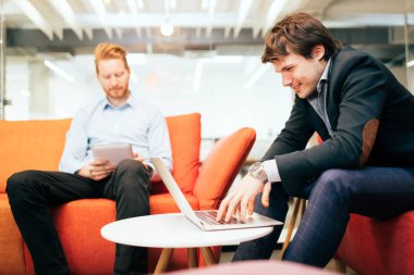 İş arkadaşları molası sırasında söz