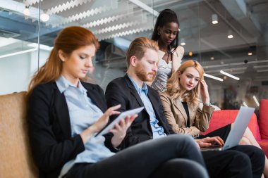 İş insanlar konuşma. 