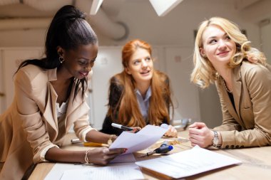 Takım proje üzerinde birlikte çalışma