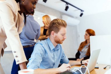 Ofiste iş adamları işbirliği