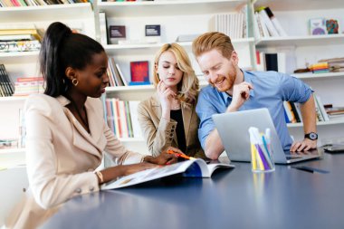 ofiste çalışan iş adamları