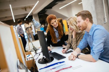 Çok ırklı insanların modern ofisinde çalışan