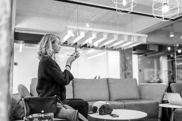 Hermosa mujer revisando maquillaje —  Fotos de Stock