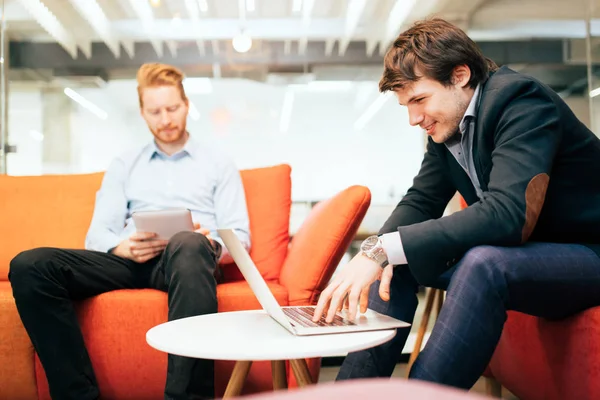 İş arkadaşları molası sırasında söz