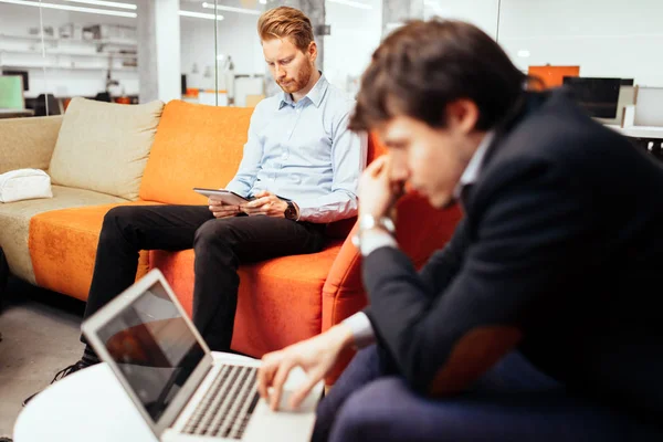 Bsuiness meslektaşları kanepede rahatlatıcı