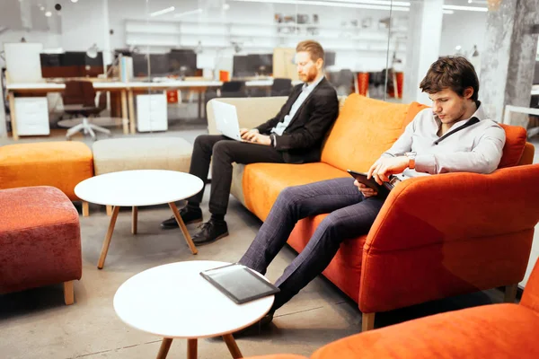 Aygıtlarda çalışan başarılı iş adamları