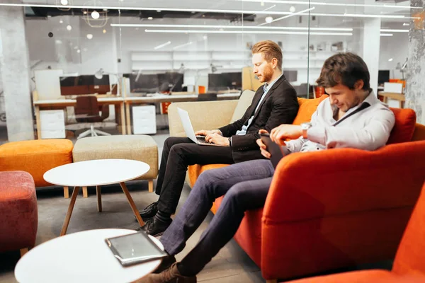 Aygıt vasıl bakarken çalışma iş adamları