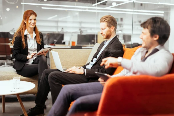 Pessoas de negócios conversa . — Fotografia de Stock