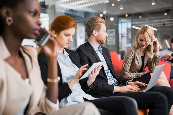 İş insanlar konuşma. 