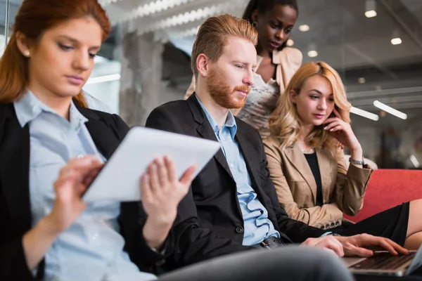 İş insanlar konuşma. 