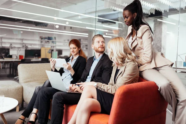 İş insanlar konuşma. 