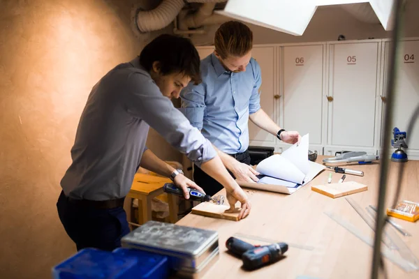 Zwei kreative Designer arbeiten in der Werkstatt — Stockfoto