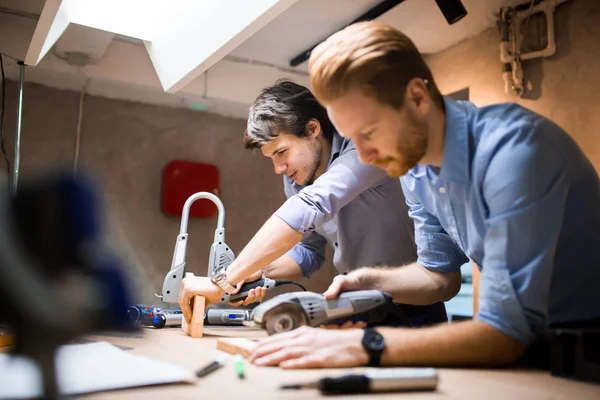 Zwei Designer arbeiten zusammen — Stockfoto