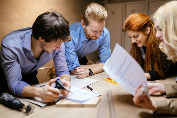 Grupo de designers criativos brainstorming — Fotografia de Stock